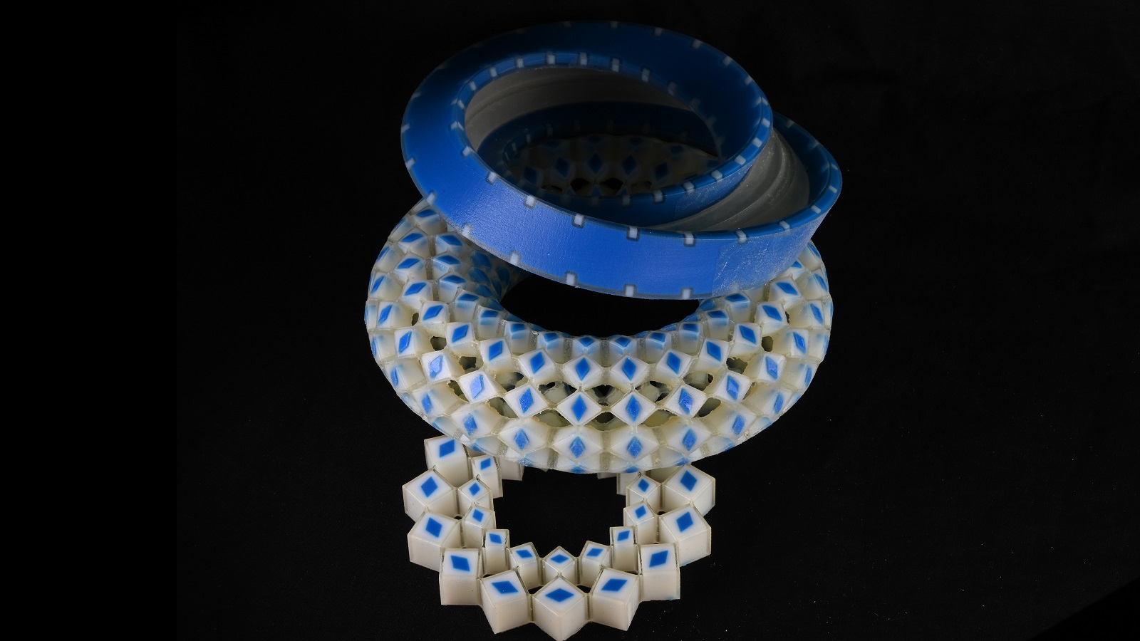 topologische materialen: mobius ring en metaring