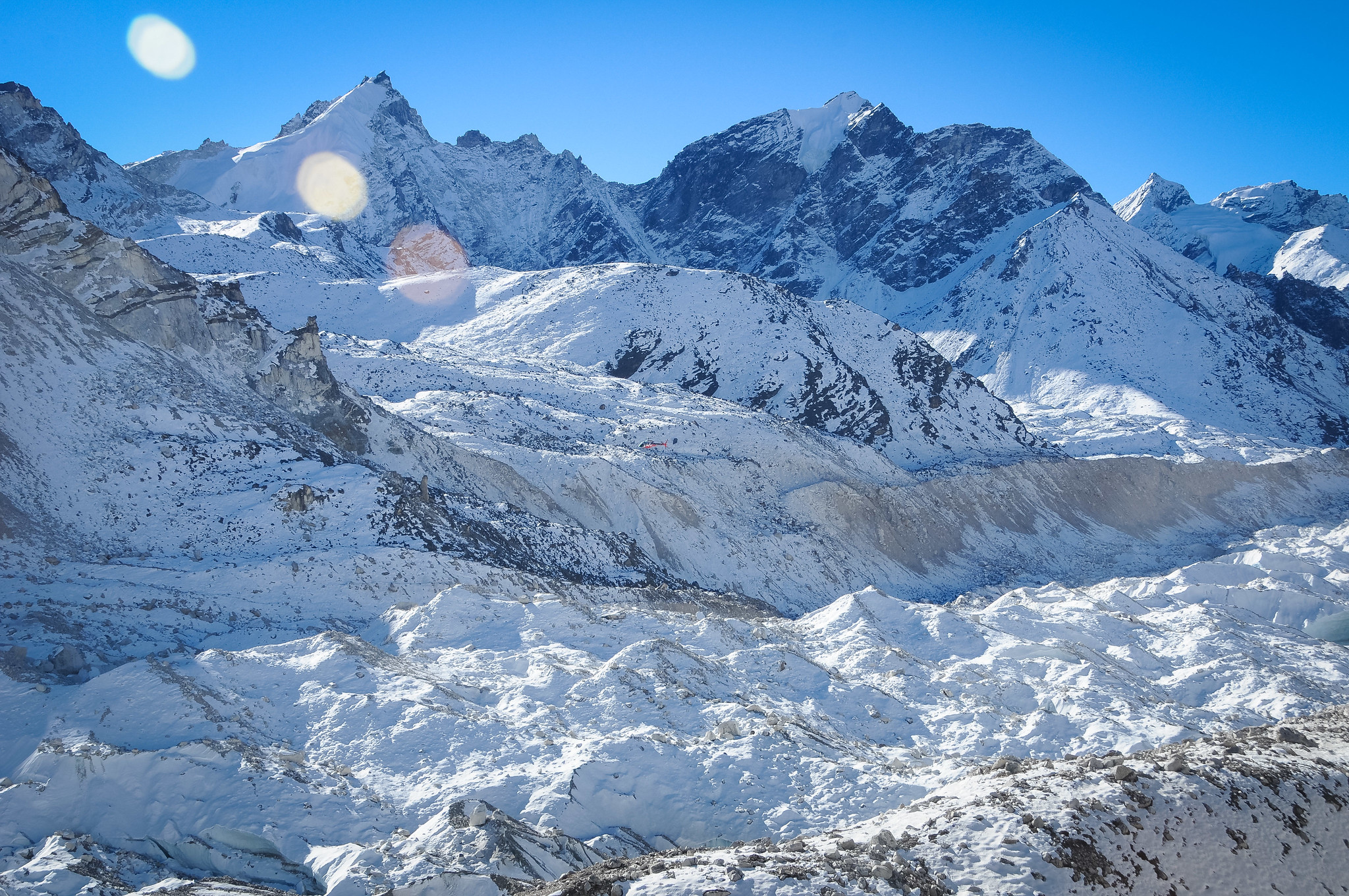 Een foto van de Khumbu Gletsjer, die naast Mount Everest ligt. Foto van Ben & Gab https://www.flickr.com/photos/benandgab/30410180108/in/photolist-Lf5Kj-oNQRfE-KYKam-pKLB2W-DaWWry-pKLAB7-V2H3UQ-bv5ZDf-WE7r2X-KYLhd-ie8tp6-k1Ydy-k5geu-k5gex-Nkf859-k5d2C-W7611j-Vzk41j-Vzk4pL-Wav9oz-UTbBqS-LGL57p-bDzgWs-bStZtn-7nuqEJ-KYUmn-2asCvdr-KYV5D-k5gew-7nqwk2-oxuaz-oxvrX-NLGns-CfLamQ-7nurUA-CDJJWr-7KT1zV-7pYDNT/ 