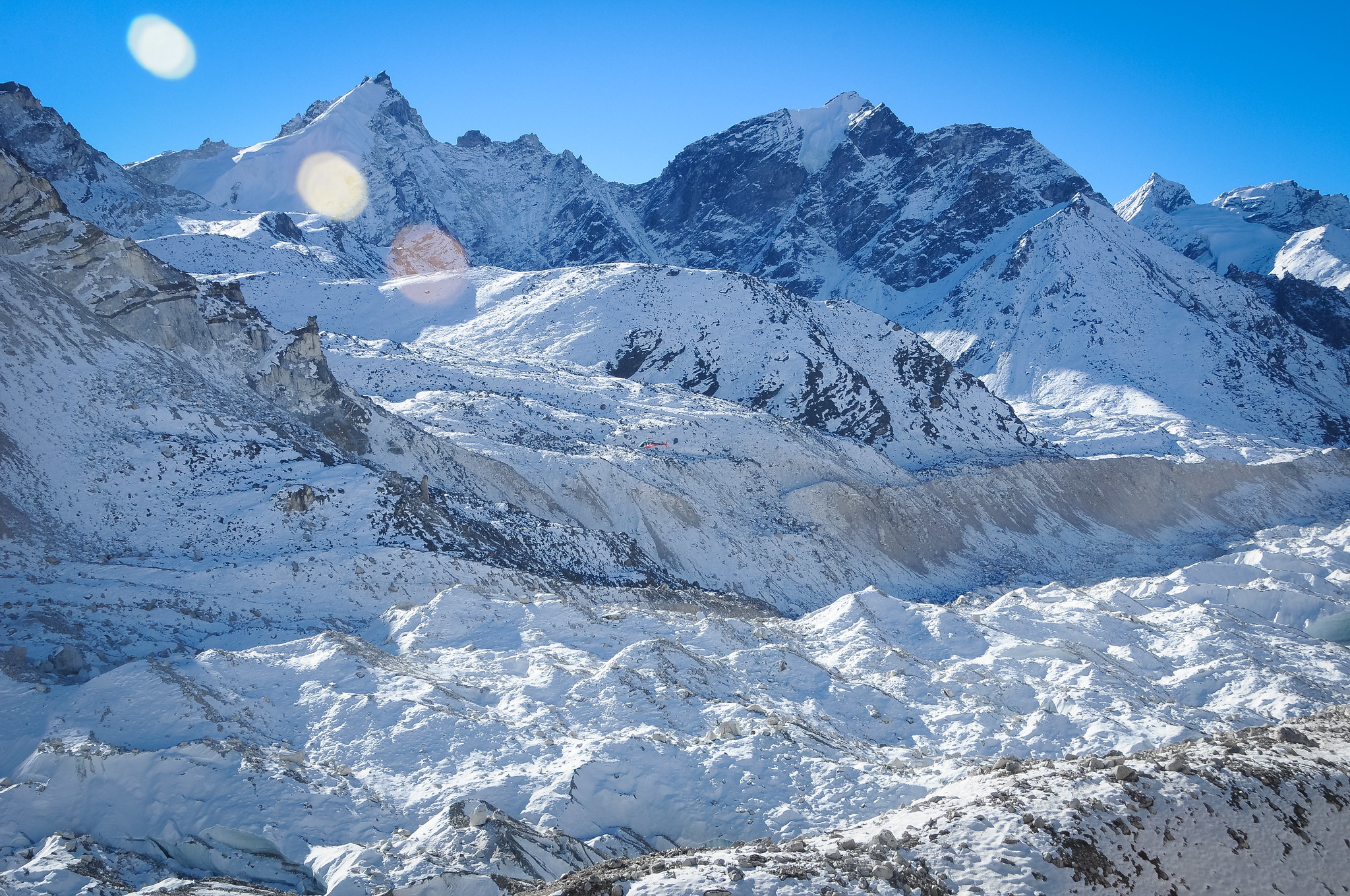 Een foto van de Khumbu Gletsjer, die naast Mount Everest ligt. Foto van Ben & Gab https://www.flickr.com/photos/benandgab/30410180108/in/photolist-Lf5Kj-oNQRfE-KYKam-pKLB2W-DaWWry-pKLAB7-V2H3UQ-bv5ZDf-WE7r2X-KYLhd-ie8tp6-k1Ydy-k5geu-k5gex-Nkf859-k5d2C-W7611j-Vzk41j-Vzk4pL-Wav9oz-UTbBqS-LGL57p-bDzgWs-bStZtn-7nuqEJ-KYUmn-2asCvdr-KYV5D-k5gew-7nqwk2-oxuaz-oxvrX-NLGns-CfLamQ-7nurUA-CDJJWr-7KT1zV-7pYDNT/