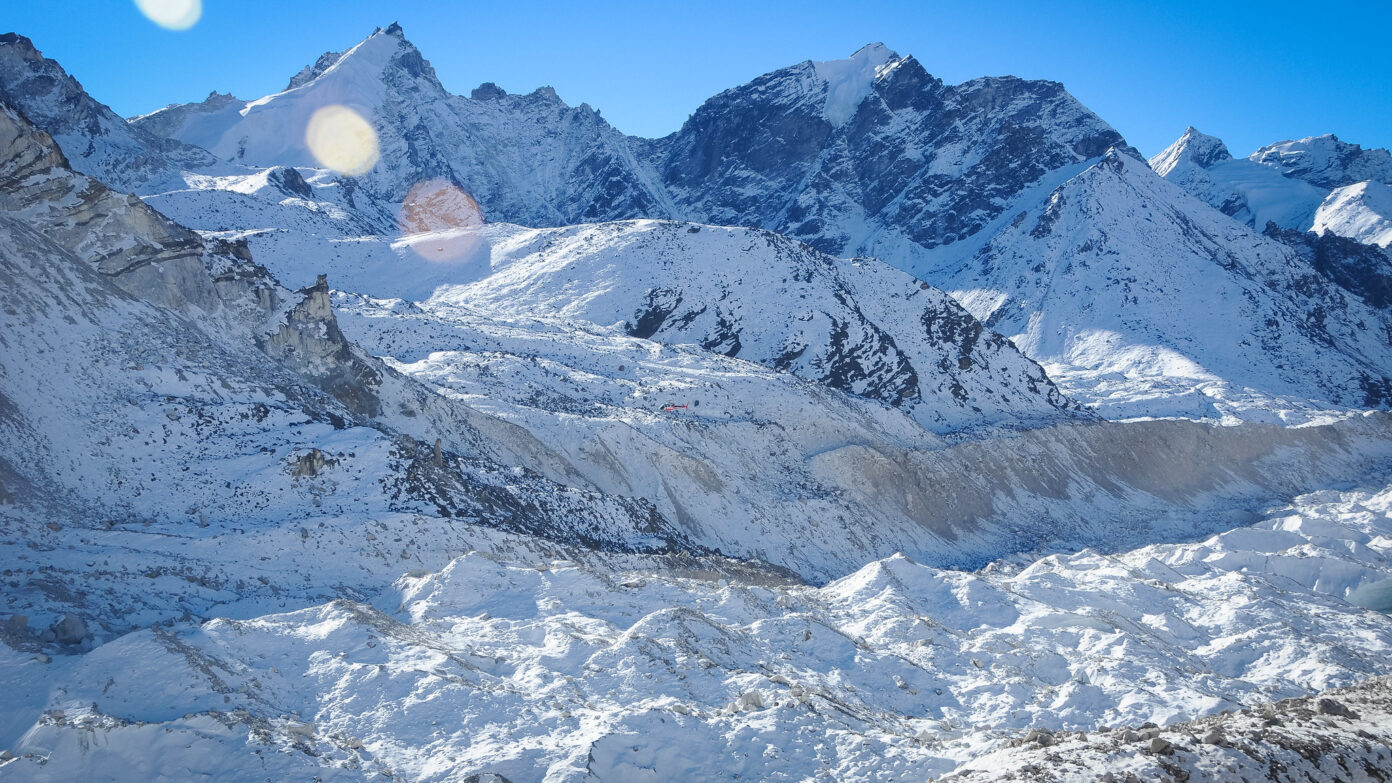 Een foto van de Khumbu Gletsjer, die naast Mount Everest ligt
